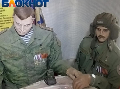 Герои ДНР сидят в импровизированном штабе во дворе донецкого пенсионера