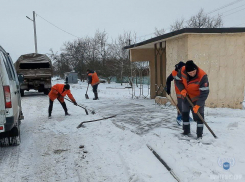 В ДНР продолжают бороться со снежными сугробами