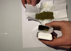 Житель Докучаевска прятал наркотики в пачке отсигарет