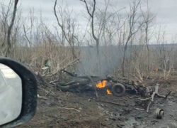 Дрон ВСУ уничтожил гражданский автомобиль на трассе Горловка – Донецк под Ясиноватой: есть погибшие