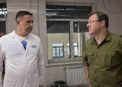 Строители завершают восстановление центральной больницы города Снежное 