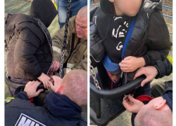 В Донецке спасатели помогли подростку, застрявшему в качелях для малышей