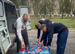 Более 1000 литров питьевой воды волонтеры доставили в больницу Донецка