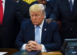 Трамп носится с корейским сценарием для Донбасса, чтобы не потерять власть