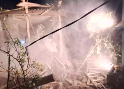 Труп пенсионерки обнаружили спасатели под завалам после обстрела в Донецке