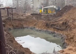 Слесари ремонтируют аварийный канализационный коллектор в прифронтовом районе Донецка 