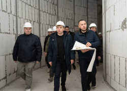 Руководитель Росмолодежи посетил строительство молодежного центра в Донецке 