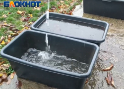 Житель ДНР собирает дождевую воду в корыта и бочки, его краны сухие уже 9 дней