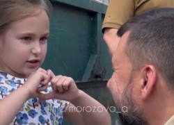 «Я вас обожаю, как и Путина!»: Амина из Макеевки призналась в любви главе ДНР Денису Пушилину