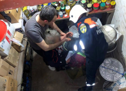 Спасатели помогли 82-летней жительнице Мариуполя, провалившейся в подвал