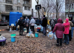 Женщина упала в обморок, стоя на морозе в очереди за водой в Макеевке, это не первый случай
