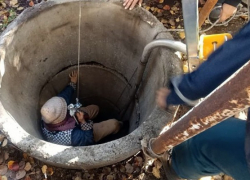 Жительница Мариуполя чудом осталась жива после падения в 7-метровый колодец