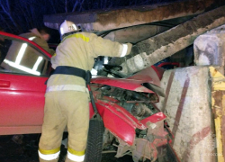 В ДНР железобетонная плита рухнула на легковушку: водитель и пассажир чудом выжили