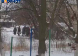 Жительница Донецка показала, как старики и дети стоят на морозе в очереди к бочке с водой