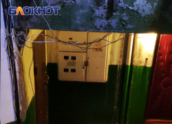 Ливень хлынул в подъезды пятиэтажки в Зугрэсе после капремонта за 33 миллиона