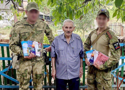 Росгвардейцы навестили семью ветеранов труда в ДНР и отремонтировали им забор