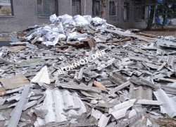 Рабочие разбросали битый шифер возле детской поликлиники в Кировском районе Донецка