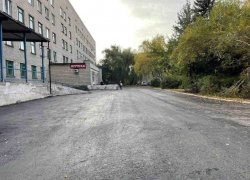 Нижегородцы заасфальтировали территорию возле больницы Харцызска ДНР