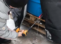 Бабушкам и инвалидам ДНР предложили добывать воду из замерзших бочек дрелью и буром