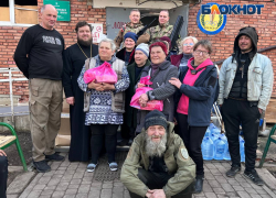 «Если ты чувствуешь чужую боль, ты человек»: отец Фёдор и волонтеры помогают жителям Угледара в ДНР 