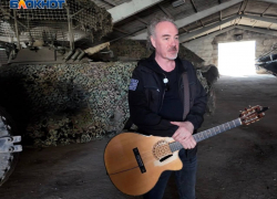 «Весь народ сплотить, чтобы победить»: артист «Джанго» проехал на БМП и провел концерт для бойцов СВО