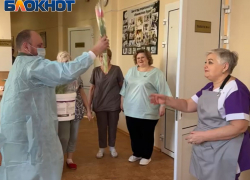 Сотрудниц донецкой травматологии поздравили с Международным женским днем