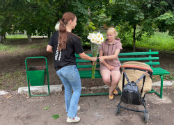 Молодые люди раздали букеты ромашек в Донецке и других городах Донбасса