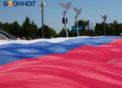 2400 квадратных метров: в Мариуполе жители ДНР развернули большой флаг России