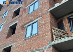 В Авдеевке продолжают восстанавливать разрушенные дома от ракет ВСУ 