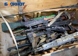 Русские бойцы восстанавливают повреждённое оружие и трофеи почти на линии фронта
