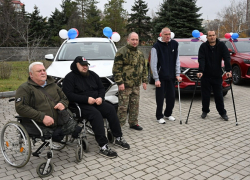 Пять ветеранов боевых действий ДНР получили ключи от новых автомобилей