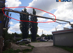 Жители Макеевки жалуются на опасное «макраме» из силовых кабелей в своем дворе