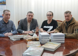 Российский союз ветеранов и советник главы республики привезли в ДНР книги о подвигах советских солдат