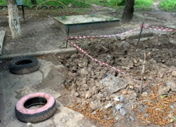 Прорванные трубы во дворе Донецка не чинят уже год