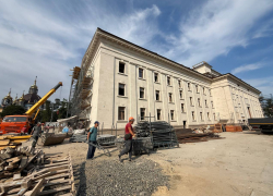 Реставрацию мариупольского драмтеатра завершили на 80%