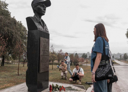 Молодежь ДНР почтила память легендарной Ольги «Корсы» Качуры, несмотря на дождь