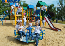 Танцы, мороженое и улыбки: в Донецке открыли детскую площадку