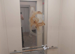 В Мариуполе подростки измазали лифт и подъезд какашками 