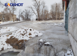 В жуткий каток превратил Луганское шоссе многолетний порыв в Енкаиево ДНР