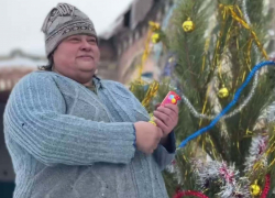 В Марьинке прошло открытие городской елки под праздничный салют из хлопушки