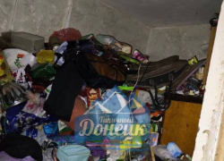  Сосед превратил квартиру в Донецке в помойку и «травит» весь подъезд: что делать жильцам