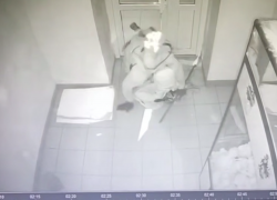 В Торезе вор с арсеналом оружия взорвал банкомат и не смог получить деньги