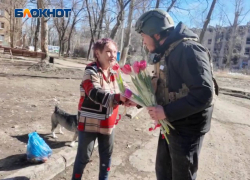 Цветы в Авдеевку: волонтеры поздравили жительниц освобожденного города ДНР с 8 Марта