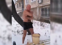 В сети завирусилось видео с дедом-моржом в трусах из Донецка, который купается с мылом в мороз