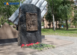 Дончане возложили цветы к памятнику защитникам донецкого аэропорта