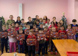 Полицейские привезли подарки из Республики Дагестан в детский социальный центр Донецка 
