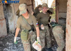 Расчищать от завалов территорию монастыря под Угледаром помогает молодежь «Народного Фронта» со всей России