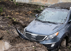 В Макеевке водитель рухнул в брошенную коммунальщиками траншею у жилого дома