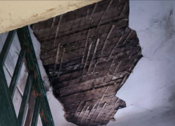 Крыша рухнула на лестницу в донецкой двухэтажке на Бутурлиновской 48