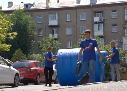 Донецкие волонтеры привезли трехтонную бочку для воды в Моспино, ДНР